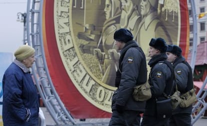 Miembros de la policía rusa patrullan los alrededores del Kremlin ante la convocatoria de las protestas mañana.