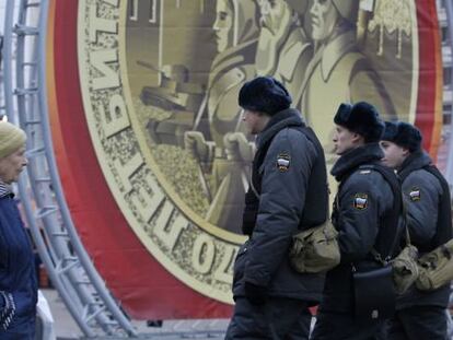 Miembros de la polic&iacute;a rusa patrullan los alrededores del Kremlin ante la convocatoria de las protestas ma&ntilde;ana.