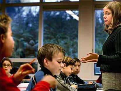 Vicky Schouten, de 17 años, da una clase como profesora ayudante en el Liceo Revius de Doorn (Holanda).