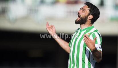 Jorge Molina celebra el primer gol del Betis al Zaragoza. 