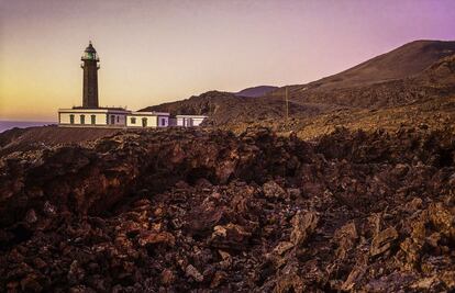 El faro de Orchilla, en la isla de El Hierro, destaca entre el paisaje volcánico que lo rodea.