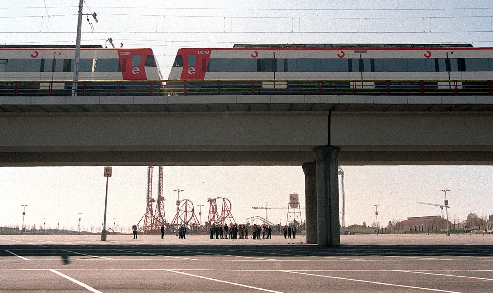 Parque temático de la Warner Brothers en San Martín de la Vega (Madrid). En la imagen el tren de cercanias a su paso por el parque. 26/03/2002