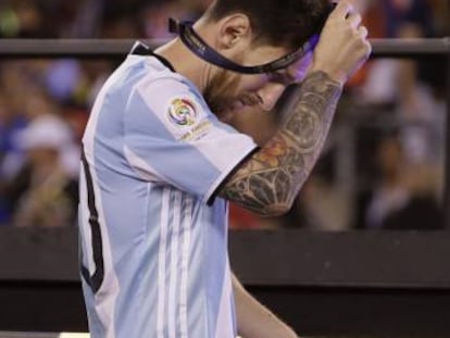 Messi se quita la medalla de subcampeón.