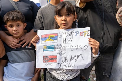 Una niña muestra un cartel dibujado en agradecimiento a José 'Pepe' Mujica durante el paso del cortejo fúnebre del expresidente por la Avenida del Libertador, en Montevideo.