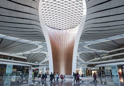 Interior del aeropuerto de Daxing, diseñado por Zaha Hadid.