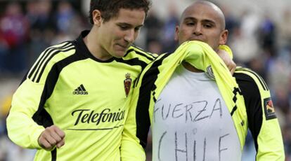 Humberto 'Chupete' Suazo muestra una camiseta de apoyo a su país, Chile, tras marcar el primer gol ante el Getafe.