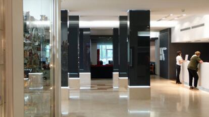 Recepción del hotel Alba en Lourdes (Francia).