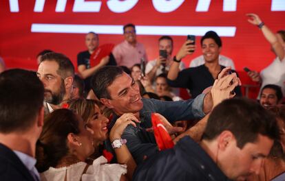 El candidato socialista, Pedro Sánchez, se fotografía con un móvil mientras otros militantes toman imágenes del mitin.