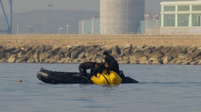 Buzos de la Armada trasladan el artefacto desactivado en Alicante
