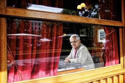 El periodista y escritor Juan Cruz Ruiz, el pasado mi&eacute;rcoles, en el Caf&eacute; Gij&oacute;n, de Madrid.