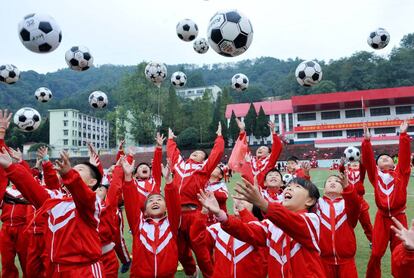 Estudiantes realizan un entrenamiento de fútbol en Shangrao (China).