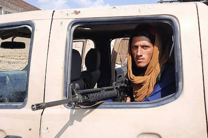 Um combatente talibã sentado dentro de um veículo do Exército Nacional Afegão (ANA), em uma estrada na província de Laghman, no domingo.