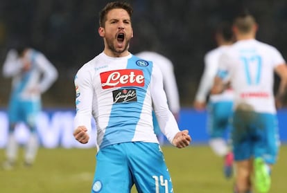 La celebración de Dries Mertens que anotó un triplete al Bolonia en la victoria por 1-7 del Nápoles.