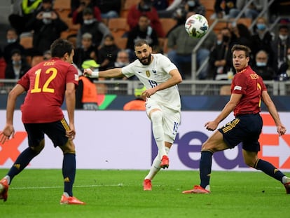 El francés Karim Benzema anota el gol del empate.