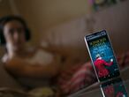 01.10.20 Una mujer escucha un audiolibro desde su teléfono móvil. foto: Santi Burgos