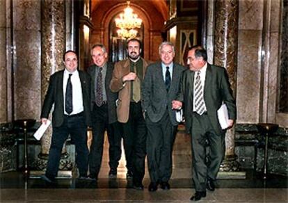 De izquierda a derecha, Miquel Iceta, Rafael Ribó, Joan Ridao, Josep M. Vallès y Joaquim Nadal, ayer en el Parlament.