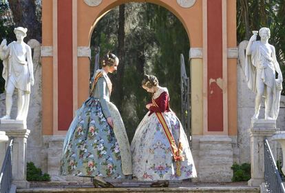 Las falleras mayores de Valencia Raquel Alario y Clara María Parejo, en los jardines de Monforte de Valencia.