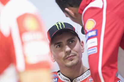 Lorenzo, rodeado de su equipo en Ducati, durante los entrenamientos libres del Gran Premio de Qatar de este año, el primero con su nuevo equipo. Los resultados, de momento, no llegan. Es su nuevo reto. 