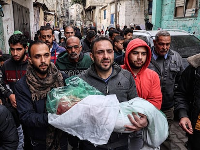 Un palestino, acompañado por familiares, porta este miércoles el cuerpo de su hija fallecida en un bombardeo israelí en Rafah, en el sur de Gaza.