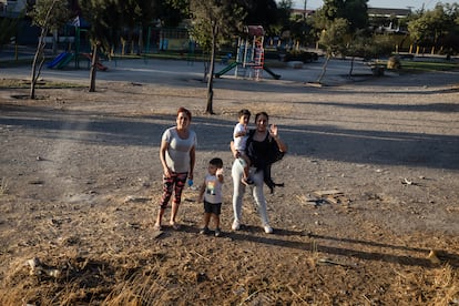 Dos mujeres y dos niños saludas a los pasajeros del 'Tren del recuerdo', en Santiago, el 21 de enero de 2023.