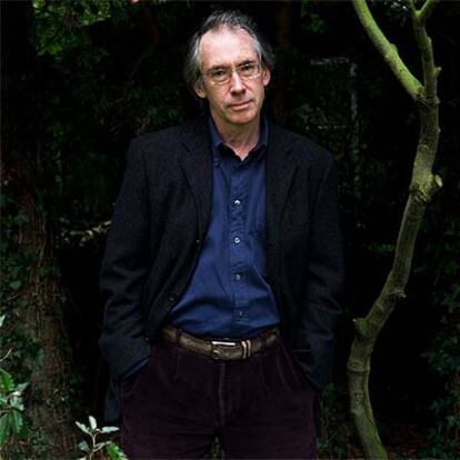 El novelista británico Ian McEwan, en su casa de campo.