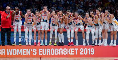 Las jugadoras de la selección española celebran el título del Eurobasket de 2019