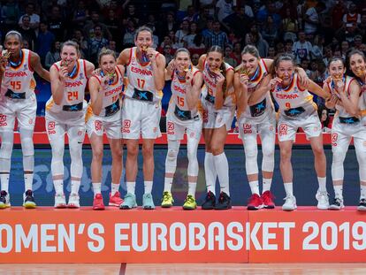 Las jugadoras de la selección española celebran el título del Eurobasket de 2019