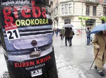 Carteles convocando a la huelga en el centro de Bilbao.