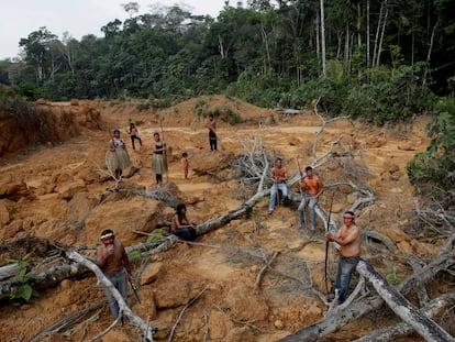 Indígenas de la tribu Mura dentro de una zona deforestada del Amazonas.