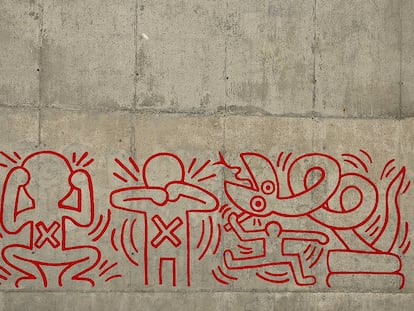 Keith Haring pintó su mural 'Todos juntos podemos parar el sida' en 1989, en Barcelona, en una pared de la plaza Salvador Seguí. En la imagen, la reproducción que 25 años después se hizo junto al Macba.
