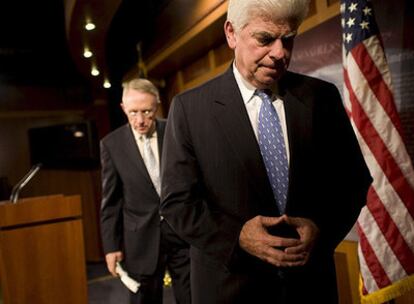 El líder demócrata en el Senado, Harry Reid (izquierda), y su compañero Chris Dodd salen de una rueda de prensa.