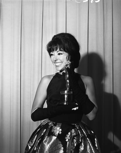 Rita Moreno recoge su Oscar como mejor actriz de reparto por 'West Side Story' en 1962.
