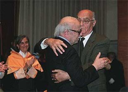 José Saramago abraza a Ernesto Sábato en la Universidad Carlos III.