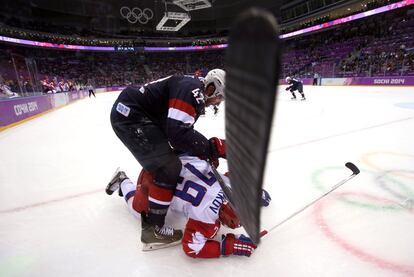 El estadounidense David Backes en un choque con el ruso Andrej Markov durante el partido de hockey entre EEUU y Rusia de la ronda preliminar del grupo A en los Juegos de Sochi.