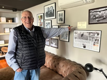 Antonio Herrero, dueño del hotel Arcipreste de Hita, fundado por su padre, donde entre 1960 y 1974 se concentraba el Real Madrid cada vez que jugaba en el Santiago Bernabéu. Herrero señala uno de los santuarios madridistas del hotel, El Rincón de Raúl Cancio, fotógrafo de EL PAÍS, que en esa época cubría Deportes para el diario 'Pueblo'. Cancio es uno de los fotógrafos más icónicos de la historia del Real Madrid.