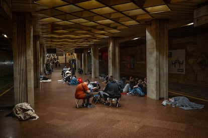 Varias personas descansan en una estación de metro, utilizada como refugio antiaéreo, durante un ataque con drones rusos en Kiev, Ucrania, a primera hora del viernes.
