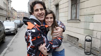 Los dos activistas argentinos Hernán Pérez Orsi y Camila Speziale, tras su liberación, el pasado jueves, en las calles de San Petersburgo.