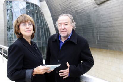 La consejera de Cultura, Blanca Urgell, ayer, con el poeta Fernando Rendón, en el Guggenheim.