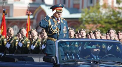 El desfile arrancó con el saludo del ministro de Defensa, Serguéi Shoigu, en la imagen, que se desplazó por el empedrado de la Plaza Roja en un descapotable.