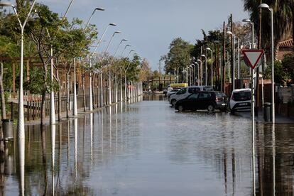 Una calle inundada de Castelldefels, este lunes.