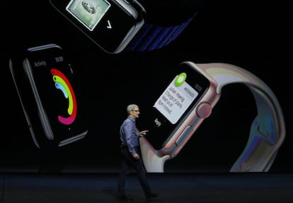 Tim Cook junto a imágenes del Apple Watch