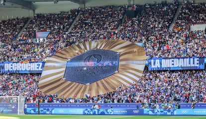 Aficionados franceses despliegan un tifo con la imagen de la medalla de oro, en el que se puede leer "conseguid la medalla".