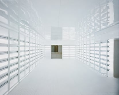 La iluminación LED de Gimaguas, diseñada para emular al máximo la luz del sol, rebota en las superficies y transforma el local en una caja luminosa, nítida y casi cegadora.