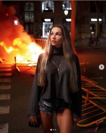 La 'influencer' russa Elena Rybalchenko, coneguda com a 'fitness_mama', davant d'una de les fogueres de les protestes a Barcelona.