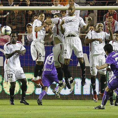 Romaric, Adriano y Kanouté, en una acción defensiva.