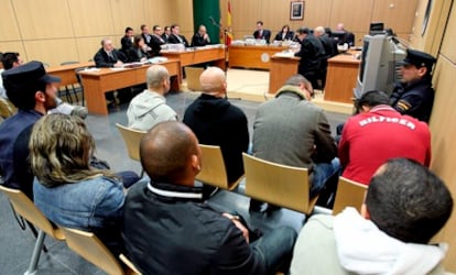 Una parte de los acusados por el asalto al chalé del yerno del empresario Ferri, durante el juicio iniciado hoy.