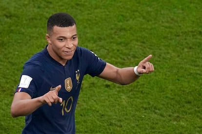 Mundial Qatar 2022: Mbappé celebra un gol con Francia, en el partido contra Polonia