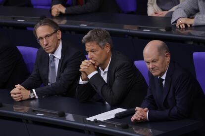 Los ministros alemanes de finanzas y Economía, Jörg Kukies y Robert Habeck, y el canciller Olaf Scholz, durante una sesión en el Bundestag en Berlín el 7 de noviembre.