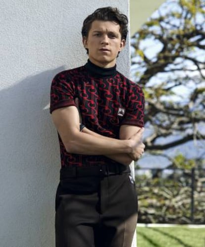 Solo tiene 23 años, pero Tom Holland lleva toda su vida en los escenarios. Debutó con 12 años en el musical ‘Billy Elliot’. Aquí viste cuello vuelto y pantalón Prada.