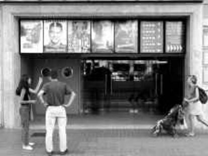 b 36249 -10/ago/00 -color - P A R A C R O N I C A - gente en la entrada del cine "Comedia" donde proyectan "Menos es mas"- Foto: Manolo S. Urbano